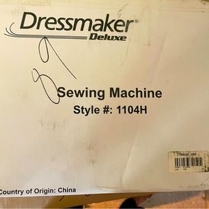 Dressmaker Deluxe Sewing Machine Style 1104H Green